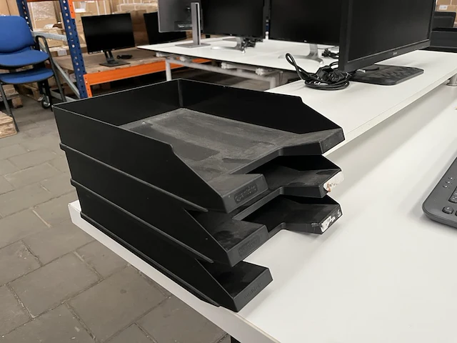 Bureau met bureaustoel, scherm, toetsenbord, muis w.o. iiyama, logi - afbeelding 7 van  8