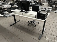 Bureau met bureaustoel, scherm, toetsenbord, muis w.o. iiyama, logi - afbeelding 8 van  8