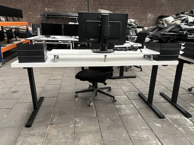 Bureau met bureaustoel, scherm, toetsenbord, muis w.o. iiyama, logi - afbeelding 2 van  10