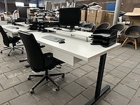 Bureau met bureaustoel, scherm, toetsenbord, muis w.o. iiyama, logi - afbeelding 1 van  10