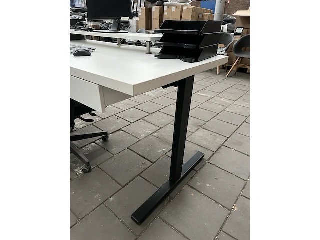 Bureau met bureaustoel, scherm, toetsenbord, muis w.o. iiyama, logi - afbeelding 3 van  10