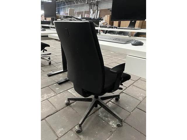 Bureau met bureaustoel, scherm, toetsenbord, muis w.o. iiyama, logi - afbeelding 5 van  10