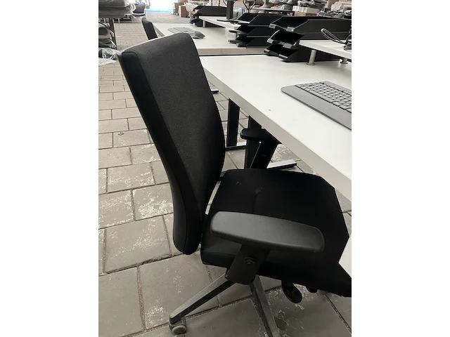 Bureau met bureaustoel, scherm, toetsenbord, muis w.o. iiyama, logi - afbeelding 6 van  10