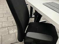Bureau met bureaustoel, scherm, toetsenbord, muis w.o. iiyama, logi - afbeelding 6 van  10