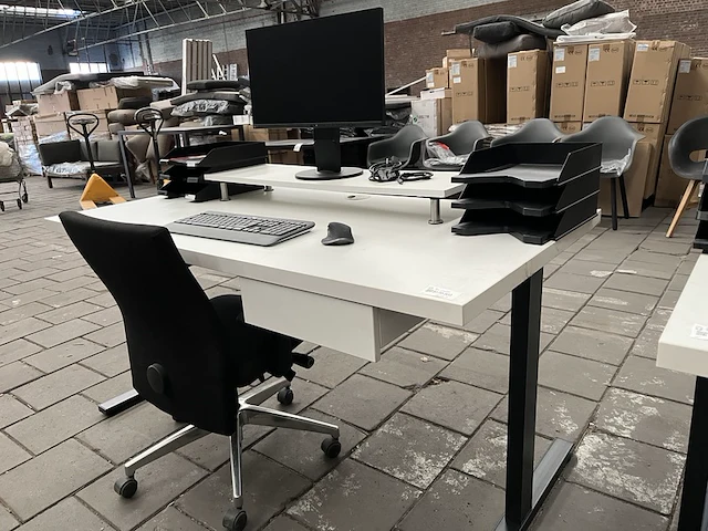 Bureau met bureaustoel, scherm, toetsenbord, muis w.o. logi - afbeelding 1 van  7