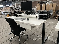 Bureau met bureaustoel, scherm, toetsenbord, muis w.o. logi - afbeelding 1 van  7