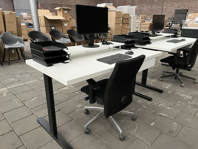 Bureau met bureaustoel, scherm, toetsenbord, muis w.o. logi - afbeelding 2 van  7