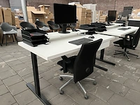 Bureau met bureaustoel, scherm, toetsenbord, muis w.o. logi - afbeelding 2 van  7