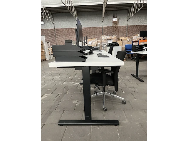 Bureau met bureaustoel, scherm, toetsenbord, muis w.o. logi - afbeelding 3 van  7