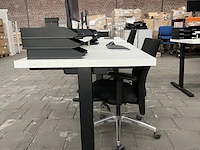 Bureau met bureaustoel, scherm, toetsenbord, muis w.o. logi - afbeelding 3 van  7