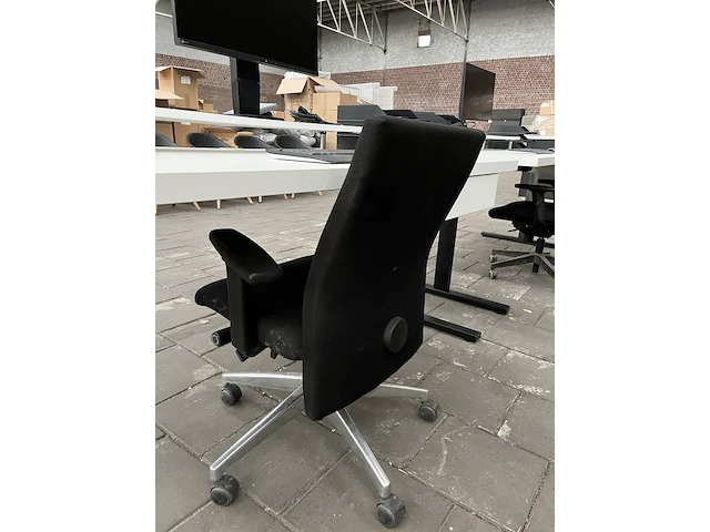 Bureau met bureaustoel, scherm, toetsenbord, muis w.o. logi - afbeelding 4 van  7