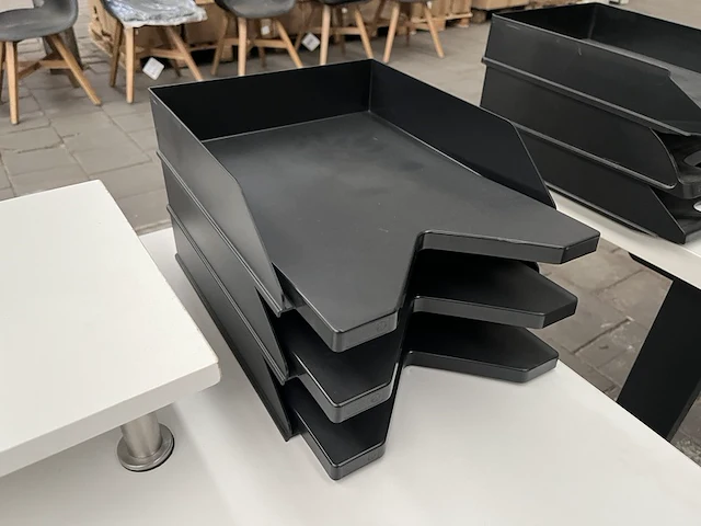 Bureau met bureaustoel, scherm, toetsenbord, muis w.o. logi - afbeelding 7 van  7