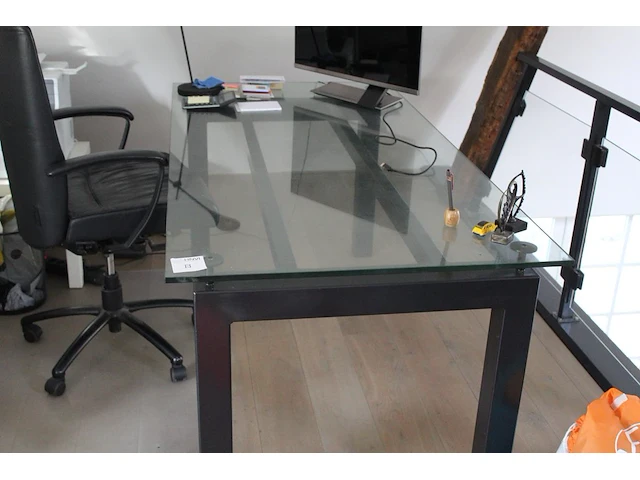 Bureau met glazen blad en ijzeren onderstel. afmeting 180 x 90 x 78 cm - afbeelding 1 van  3