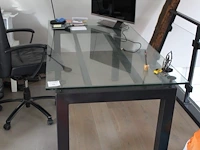 Bureau met glazen blad en ijzeren onderstel. afmeting 180 x 90 x 78 cm - afbeelding 1 van  3
