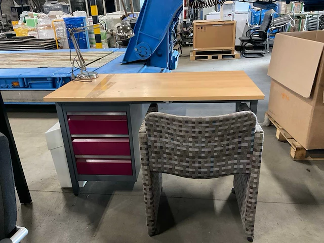 Bureau met stoel en lamp - afbeelding 1 van  6