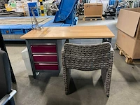 Bureau met stoel en lamp - afbeelding 2 van  6