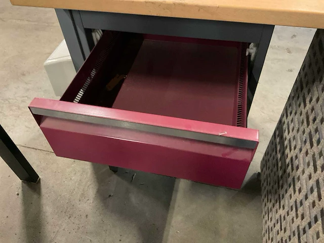 Bureau met stoel en lamp - afbeelding 3 van  6