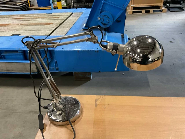 Bureau met stoel en lamp - afbeelding 4 van  6
