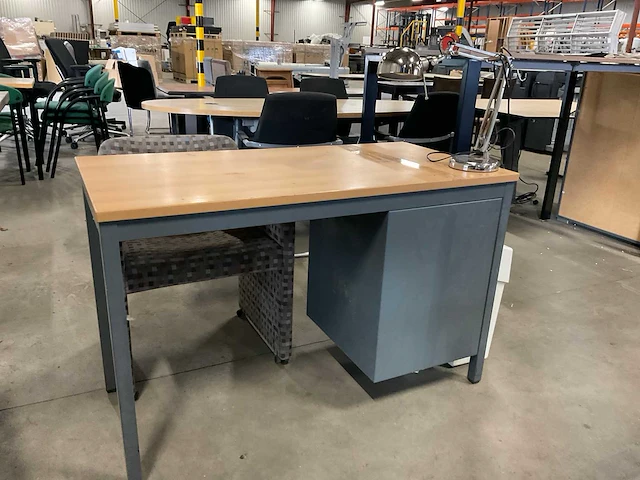 Bureau met stoel en lamp - afbeelding 5 van  6