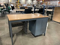 Bureau met stoel en lamp - afbeelding 5 van  6
