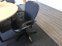 Bureau met stoelen en kast - afbeelding 2 van  11