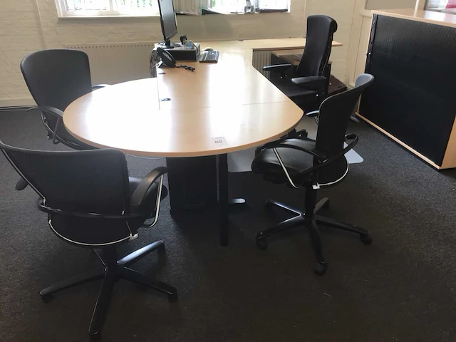 Bureau met stoelen en kast - afbeelding 4 van  11