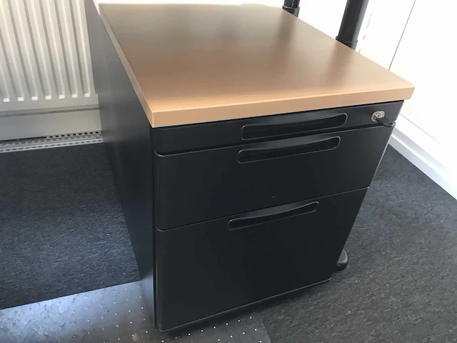 Bureau met stoelen en kast - afbeelding 7 van  11