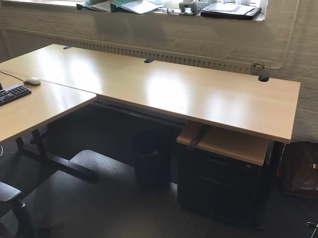 Bureau met stoelen en kast - afbeelding 8 van  11