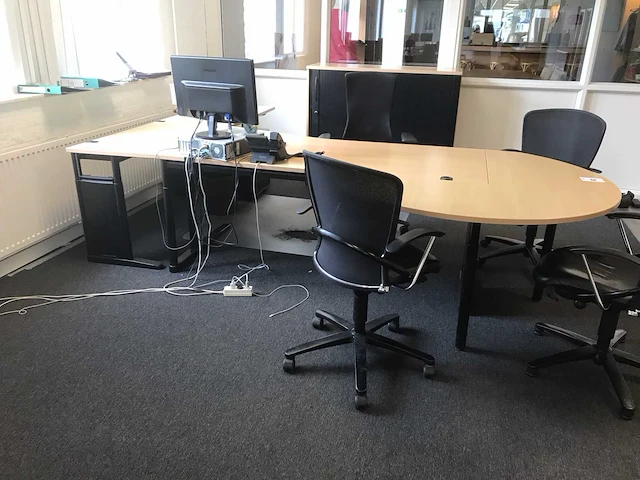 Bureau met stoelen en kast - afbeelding 9 van  11