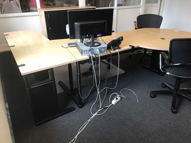 Bureau met stoelen en kast - afbeelding 10 van  11