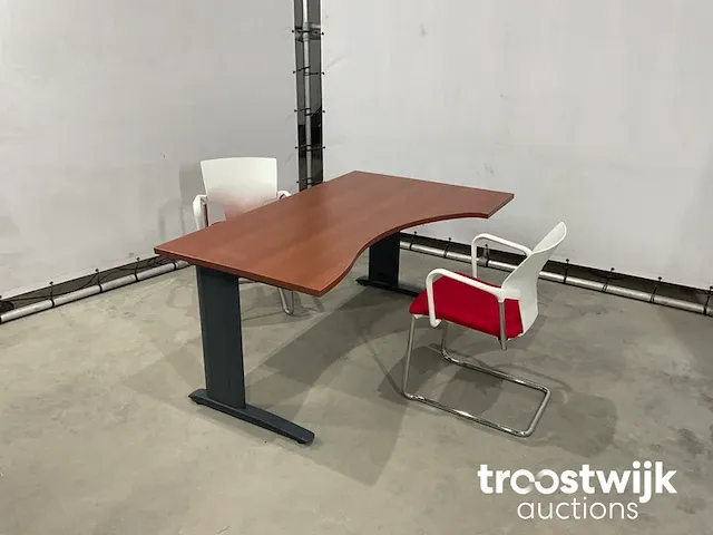 Bureau met stoelen - afbeelding 1 van  9