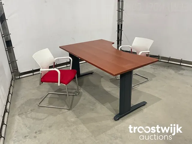 Bureau met stoelen - afbeelding 2 van  9