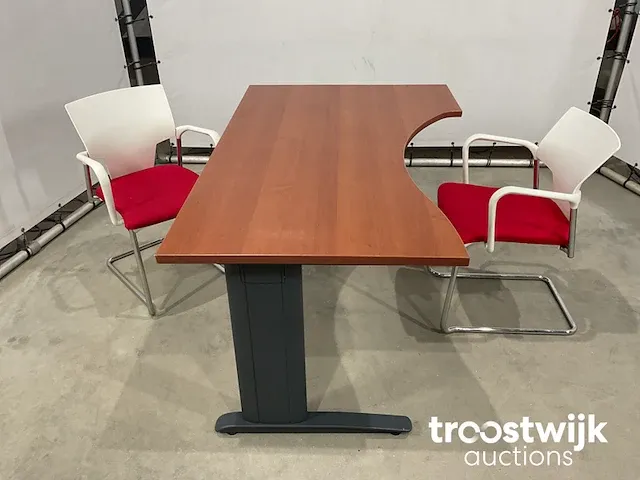 Bureau met stoelen - afbeelding 3 van  9