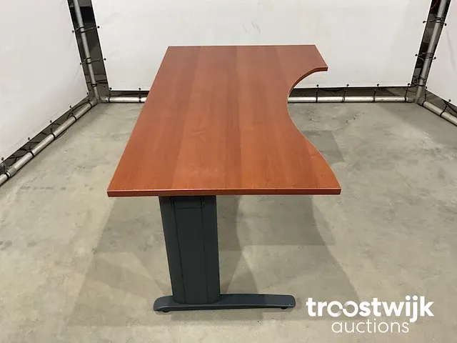 Bureau met stoelen - afbeelding 4 van  9