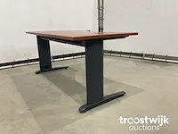 Bureau met stoelen - afbeelding 6 van  9