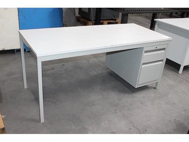 Bureau met vaste ladekast. afmeting 170 x 75 x 76 cm - afbeelding 1 van  2