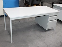 Bureau met vaste ladekast. afmeting 170 x 75 x 76 cm - afbeelding 1 van  2