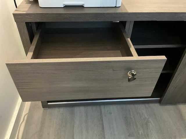 Bureau - afbeelding 15 van  15