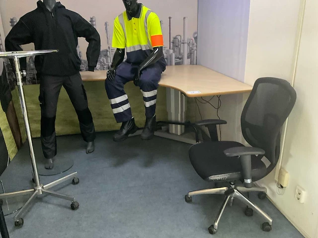 Bureau - afbeelding 1 van  5