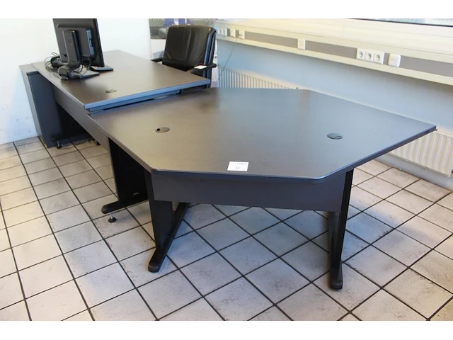 Bureauopstelling bestaande uit werktafel met conferentiehoek en vaste ladekast. afmeting 340 x 125 cm - afbeelding 1 van  3