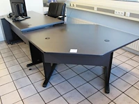 Bureauopstelling bestaande uit werktafel met conferentiehoek en vaste ladekast. afmeting 340 x 125 cm - afbeelding 1 van  3