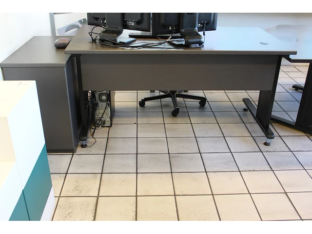 Bureauopstelling bestaande uit werktafel met conferentiehoek en vaste ladekast. afmeting 340 x 125 cm - afbeelding 2 van  3