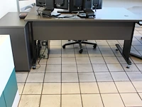 Bureauopstelling bestaande uit werktafel met conferentiehoek en vaste ladekast. afmeting 340 x 125 cm - afbeelding 2 van  3