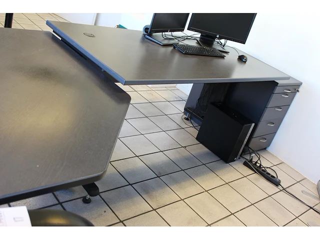 Bureauopstelling bestaande uit werktafel met conferentiehoek en vaste ladekast. afmeting 340 x 125 cm - afbeelding 3 van  3