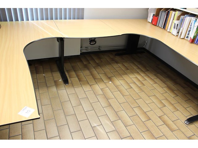 Bureauopstelling in m-vorm in hoogte verstelbaar. afmeting 320 x 200 cm. - afbeelding 1 van  5