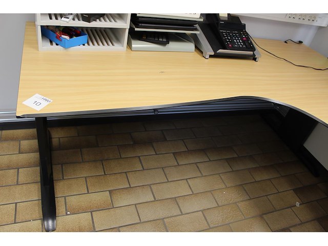 Bureauopstelling in m-vorm in hoogte verstelbaar. afmeting 320 x 200 cm. - afbeelding 2 van  5