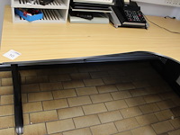 Bureauopstelling in m-vorm in hoogte verstelbaar. afmeting 320 x 200 cm. - afbeelding 2 van  5