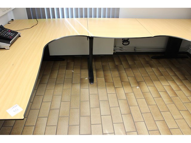 Bureauopstelling in m-vorm in hoogte verstelbaar. afmeting 320 x 200 cm. - afbeelding 3 van  5