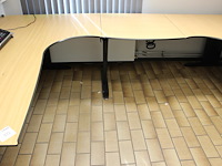 Bureauopstelling in m-vorm in hoogte verstelbaar. afmeting 320 x 200 cm. - afbeelding 3 van  5