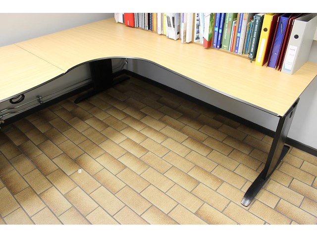 Bureauopstelling in m-vorm in hoogte verstelbaar. afmeting 320 x 200 cm. - afbeelding 4 van  5